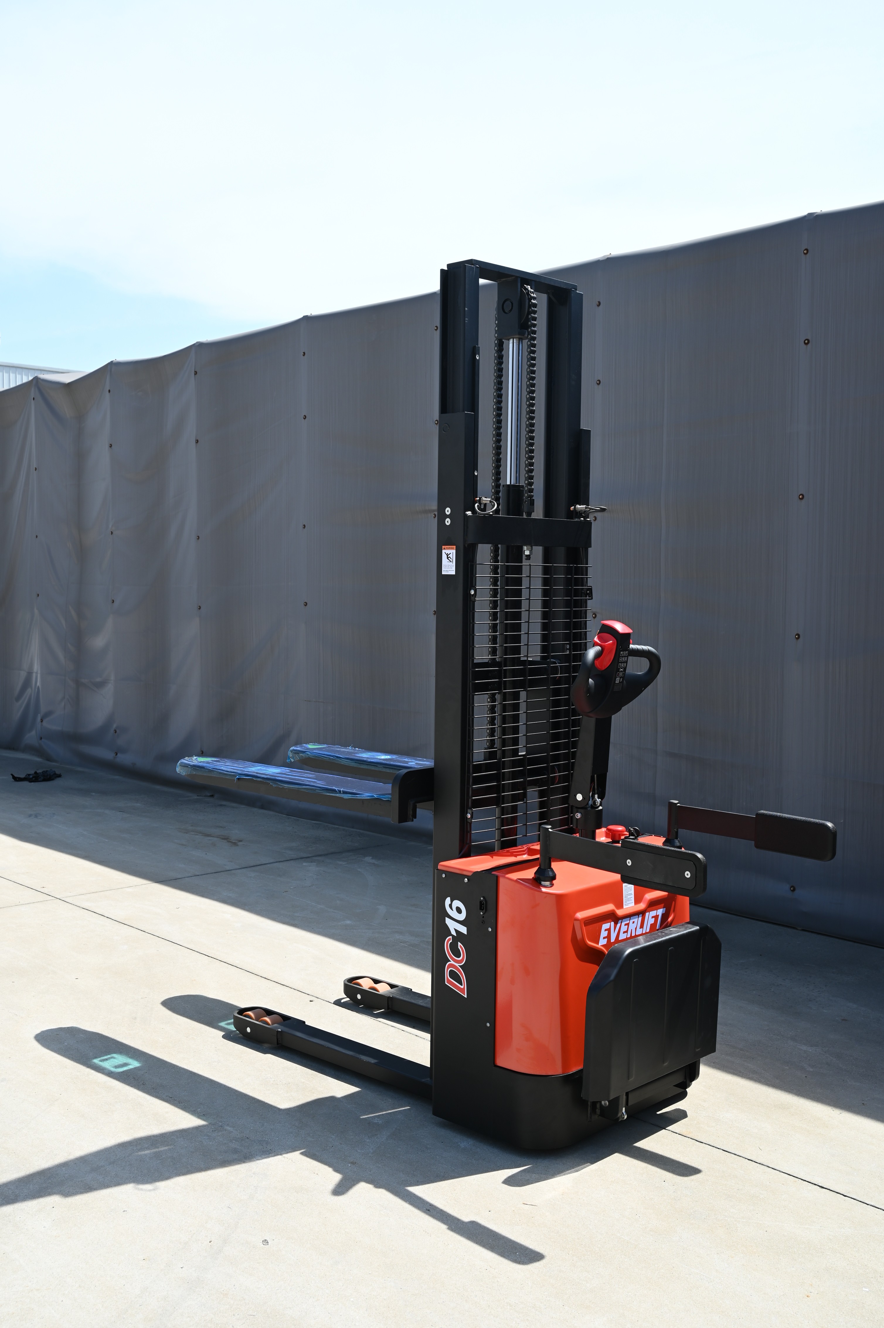 Everlift 1500 kg 2000 kg 3m Pallet Liftter Battery Potence Mociler con soporte en el pedal de la plataforma